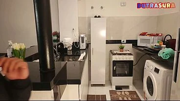 Amiga do marido me pega na punheta e come na cozinha gozando dentro