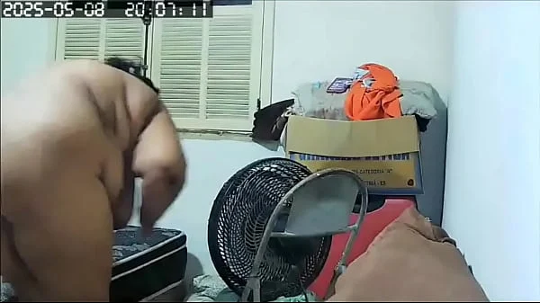 Flagra da gostosa vizinha peituda arrumando a casa pelada