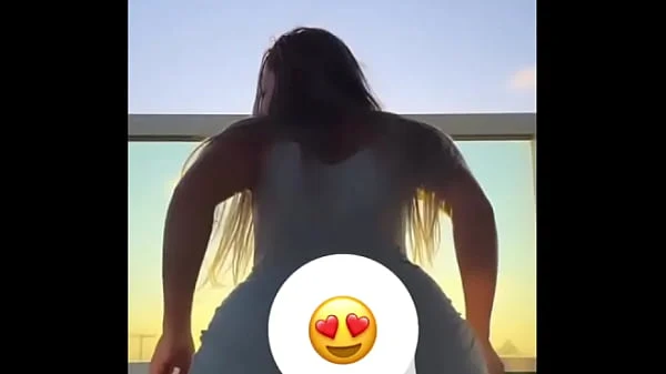 Loira gostosa rebolando a bunda gorda