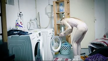 MILF austríaca leva na bunda ao lavar roupa