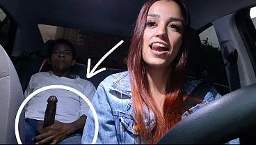 Motorista flagra cliente dotado se masturbando no carro
