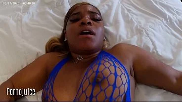 Novinha Ébnia Submissa Domada por Macho Preto