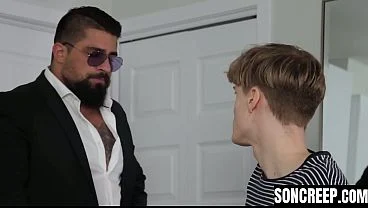 Padrasto engana enteado com aplicativo gay e fode seu cuzinho apertado