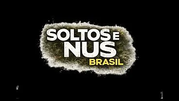 Solta e pelada na praia comendo na frente de todos